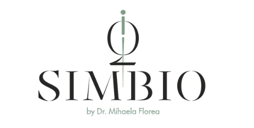 Sigla pentru „SIMBIO by Dr. Mihaela Florea” cu un design stilizat deasupra cuvântului „SIMBIO” care seamănă cu o persoană formată din forme abstracte, inclusiv o linie verticală, un cerc și o linie orizontală.